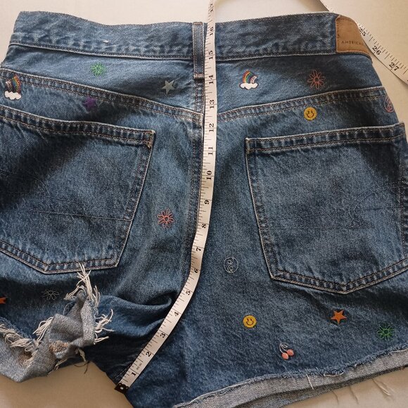American Eagle Relaxed  Medium Wash Embroidered Frayed Shorts Women’s Size 12 - Picture 12 of 16